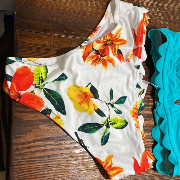 CUPSHE Scallop Bikini Size M - Picture 3 of 5